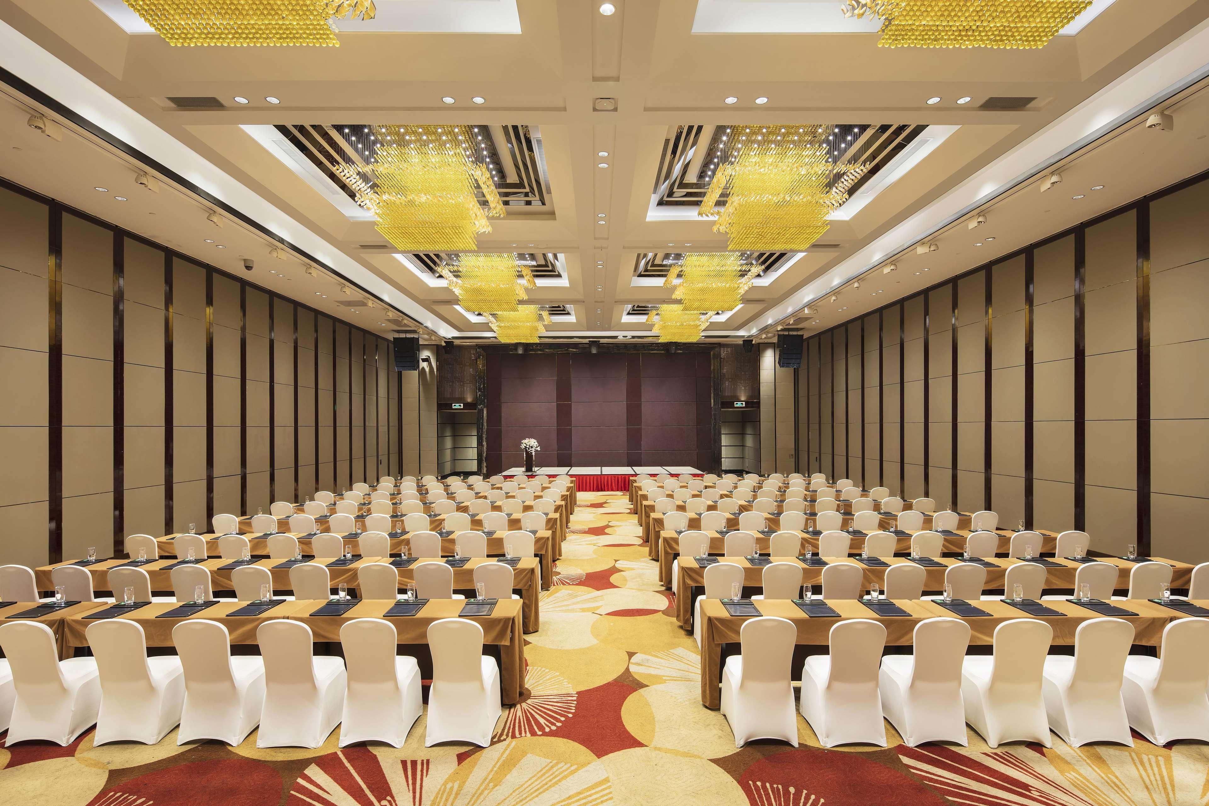 Hilton Foshan - Close To Lecong International Furniture Mall Фошань Экстерьер фото