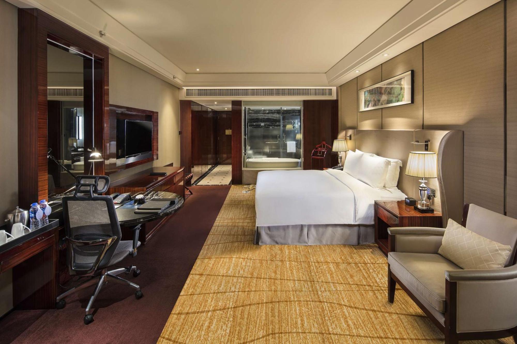 Hilton Foshan - Close To Lecong International Furniture Mall Фошань Экстерьер фото